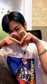 UL:KIN X TREE 13 ARTIST T-SHIRT LOVE AND PEACE WHITE