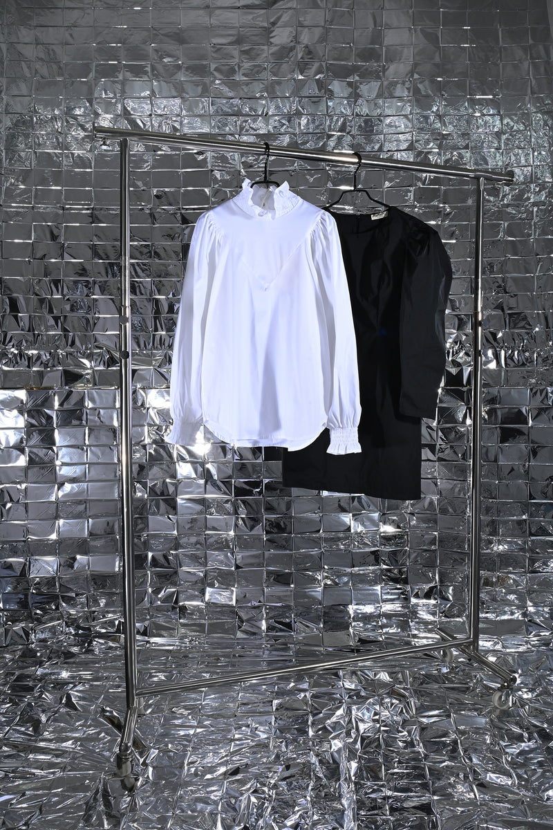 AVAVAV SMOCK RUFFLE BLOUSE WHITE