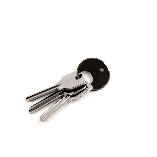 DIARGE BRASS CIRCLE KEYRING BLACK