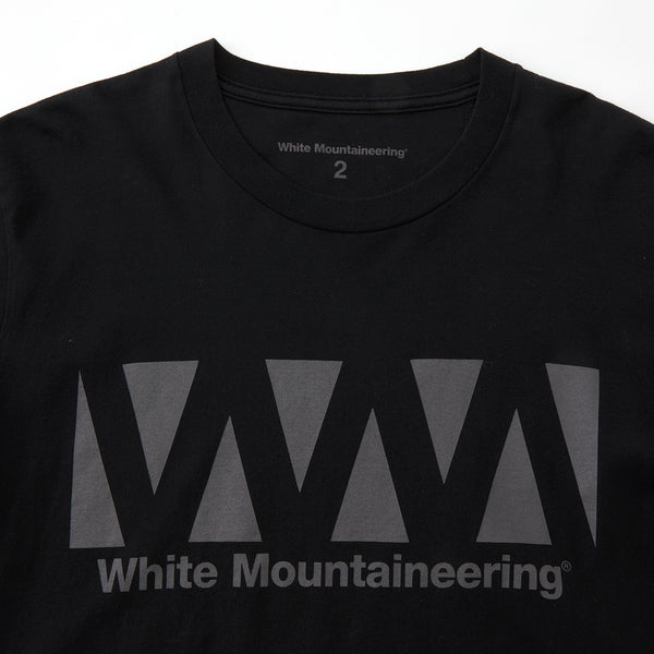 WHITE MOUNTAINEERING LOGO PRINTED T-SHIRT BLACK